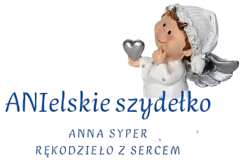 Grafika przedstawiająca logo "ANIelskie szydełko". Zawiera postać małego aniołka trzymającego serce oraz stylizowany napis w kolorze niebieskim z nazwiskiem autorki "ANNA SYPER" i hasłem "RĘKODZIEŁO Z SERCEM". Tło jest czyste i białe.